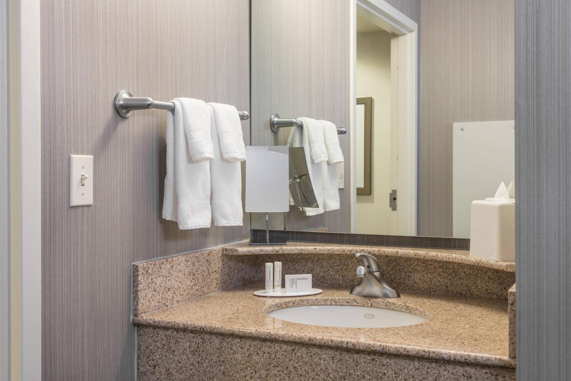 Courtyard By Marriott Newark-University Of Delaware Extérieur photo